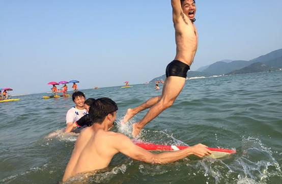 水中游玩照片 水中游玩照片